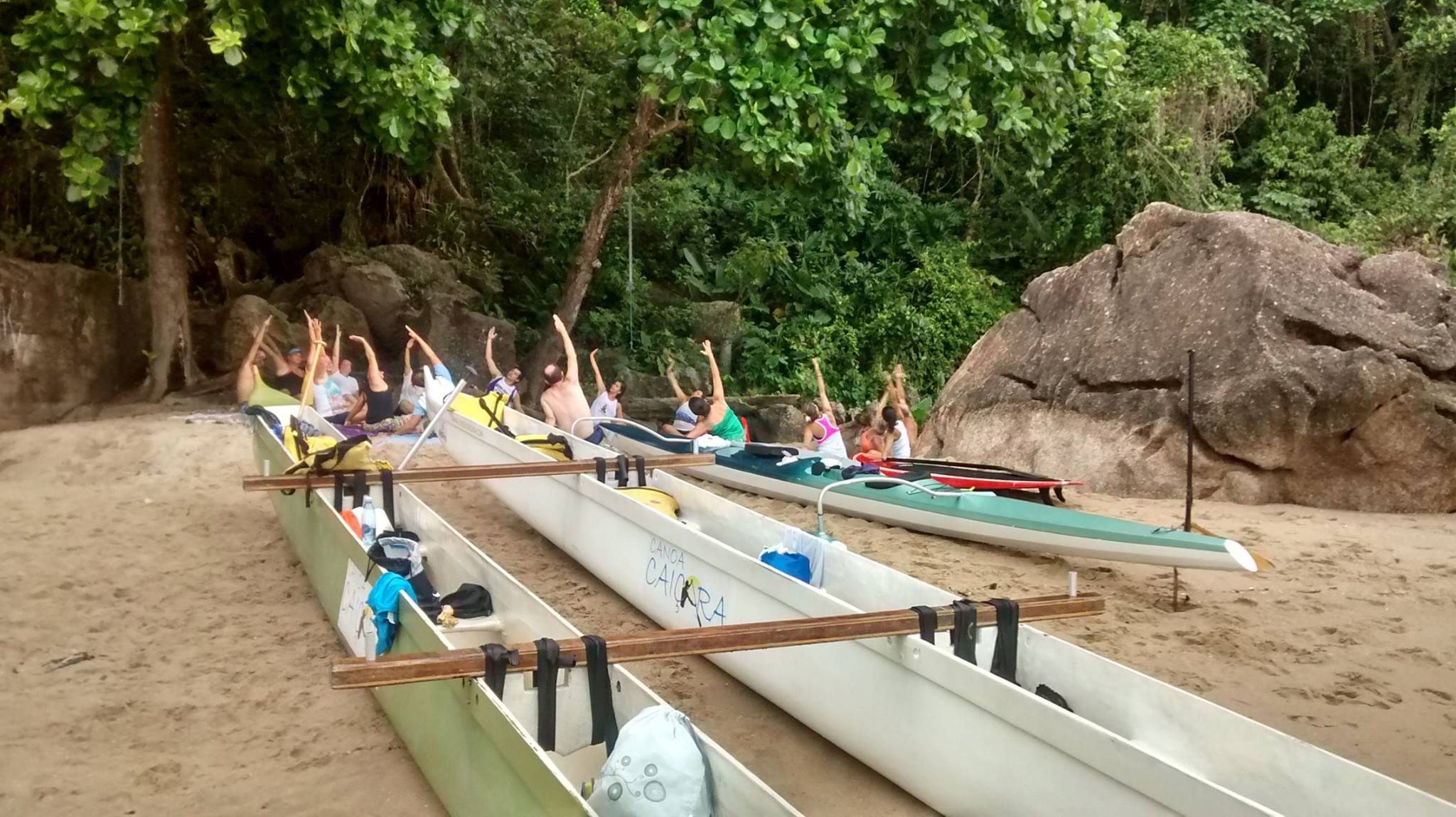 Alunos de yoga e canoa havaiana em Santos