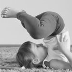 crianca-praticando-yoga