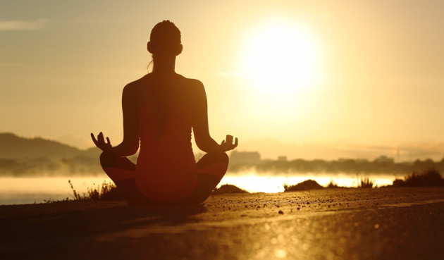 Mulher praticando Meditação Raja Yoga