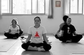 Alunos meditando na escola após a prática de Yoga