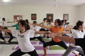 Alunos do Shanti Shala praticando Yoga